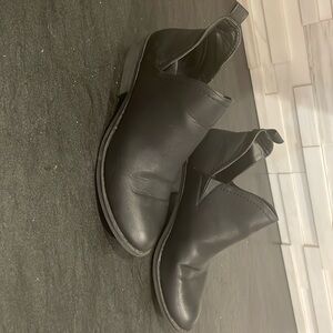 Universal Threads Women’s black booties size 7.5